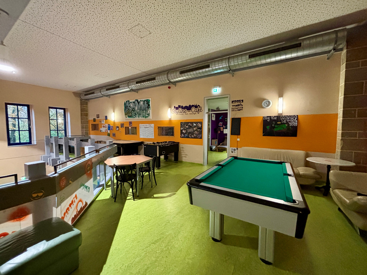 Das KOMM, das Kommunale Jugendzentrum der Stadt Bayreuth. Hier ist die Gallerie mit Kicker, Billard und Sesseln zu sehen. Foto: Stadt Bayreuth