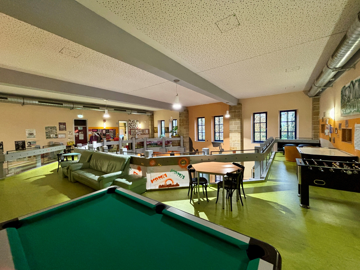 Das KOMM, das Kommunale Jugendzentrum der Stadt Bayreuth. Hier ist die Gallerie mit Kicker, Billard und Sesseln zu sehen. Foto: Stadt Bayreuth