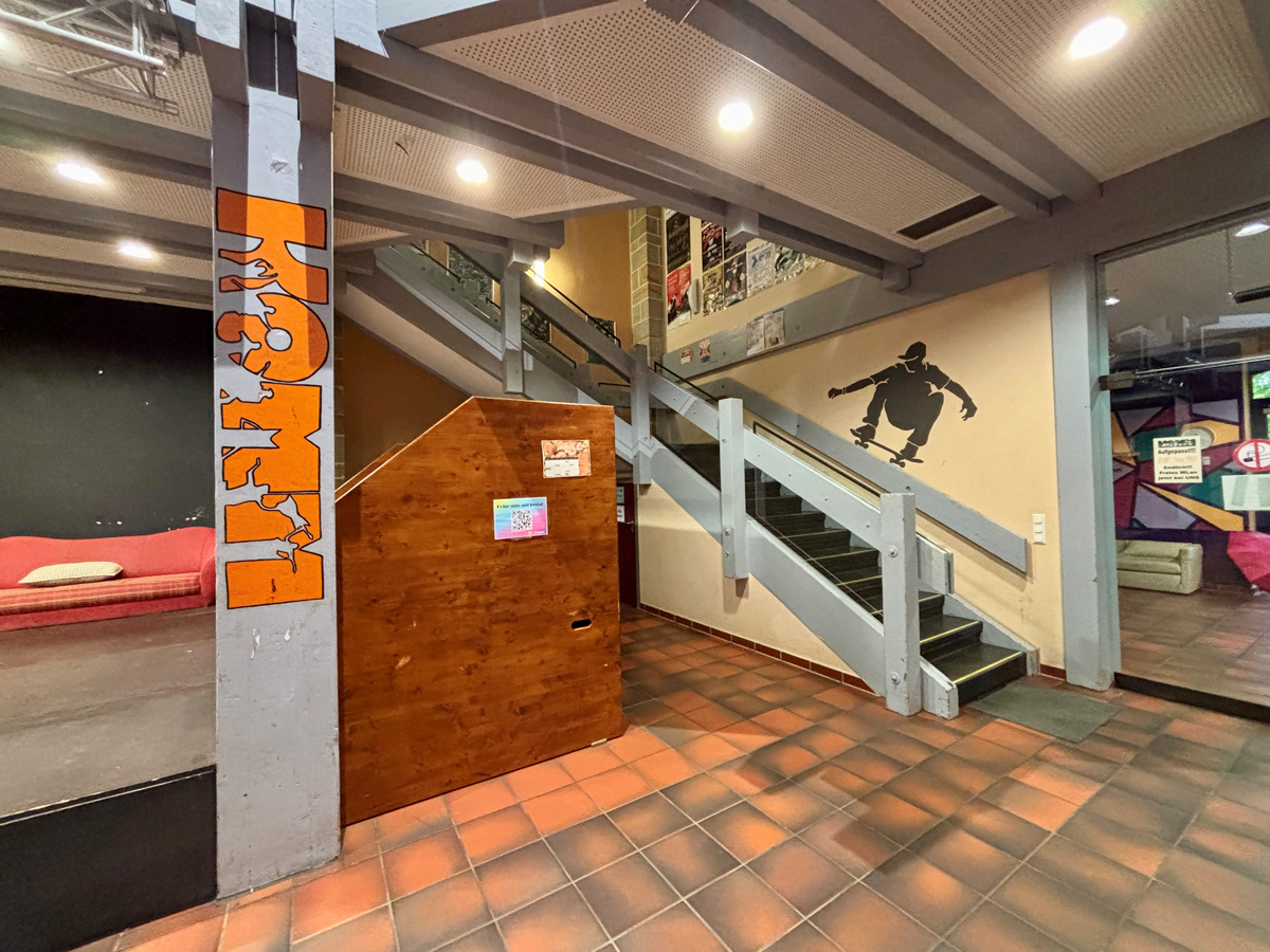 Das KOMM, das Kommunale Jugendzentrum der Stadt Bayreuth. Hier ist das Erdgeschoss zu sehen mit dem Treppenaufgang ins Obergeschoss. Foto: Stadt Bayreuth