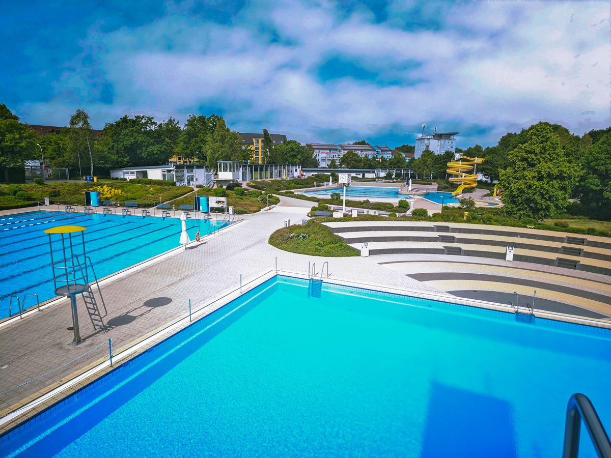 Das Kreuzsteinbad in Bayreuth mit Blick vom Sprungturm. Foto: Stadt Bayreuth