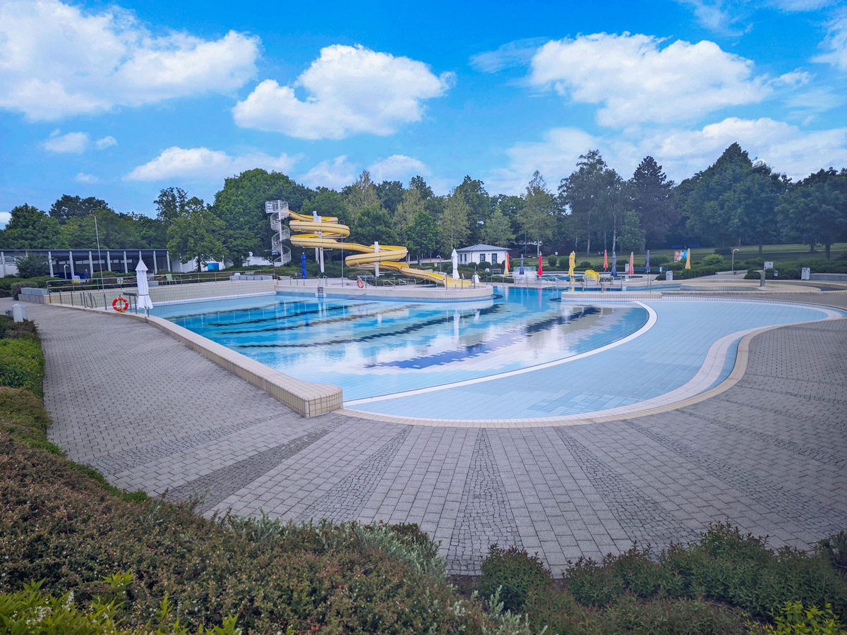 Das Kreuzsteinbad in Bayreuth mit Blick auf die Rutsche. Bild: Stadt Bayreuth