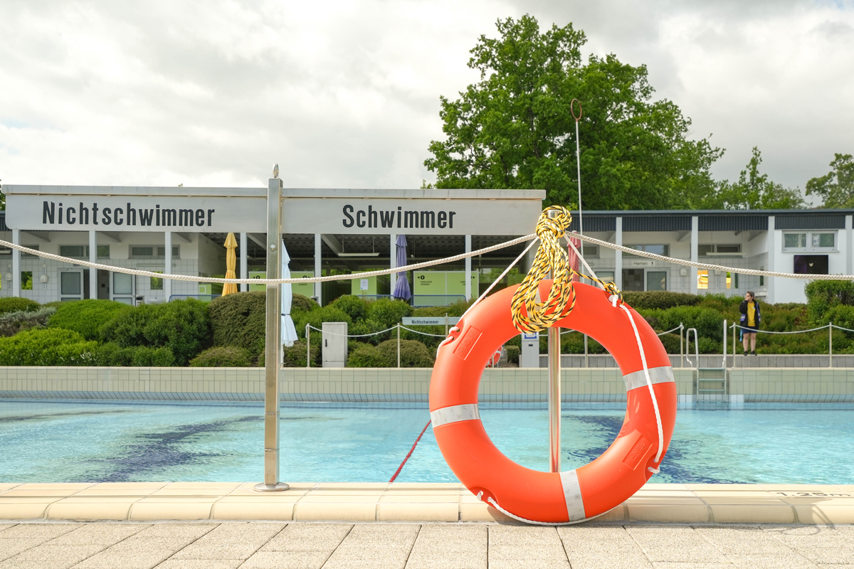 Das Kreuzsteinbad in Bayreuth mit Blick auf einen Rettungsring. Foto: Stadt Bayreuth