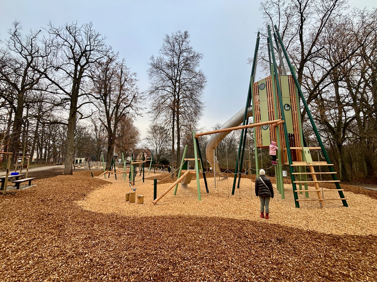 Der sanierte und neu gestaltete Spielplatz im Tierpark Röhrensee. Foto Stadt Bayreuth