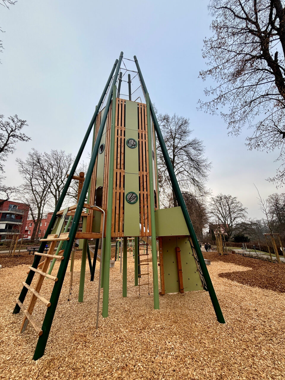 Der acht Meter hohe Aussichtsturm des Spielplatzes im Tierpark Röhrensee. Foto: Stadt Bayreuth