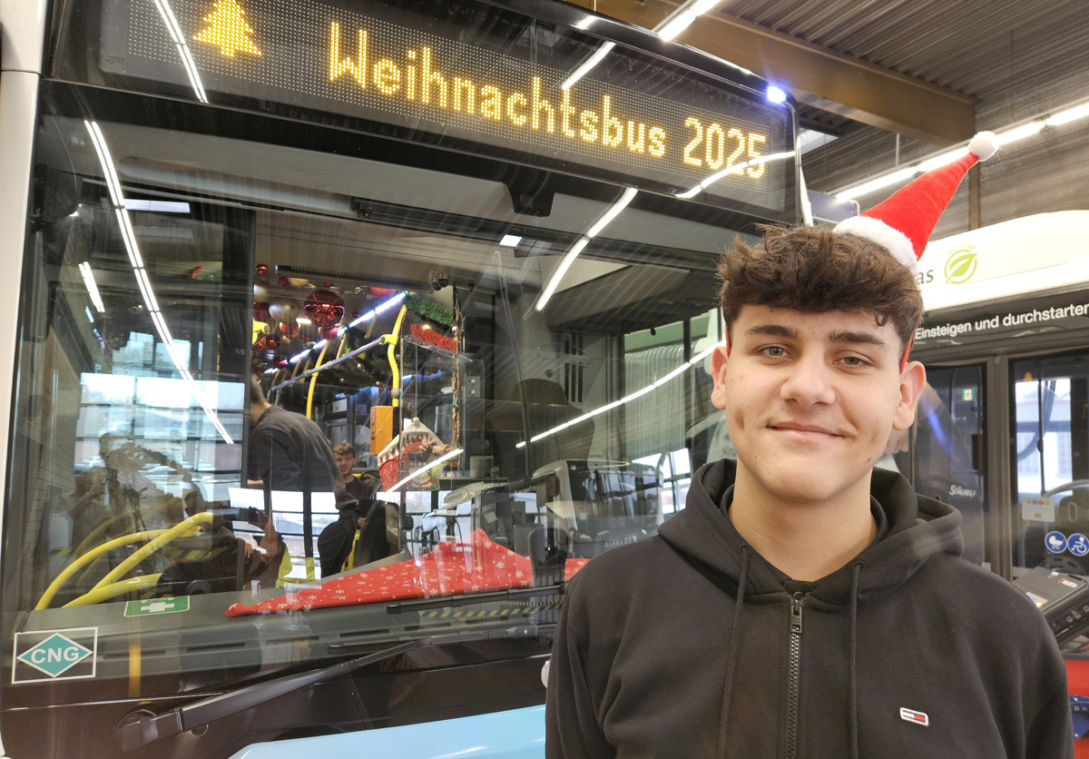Ein junger Mann steht vor der Frontscheibe eines Omnibusses. | Foto: Stadtwerke Bayreuth