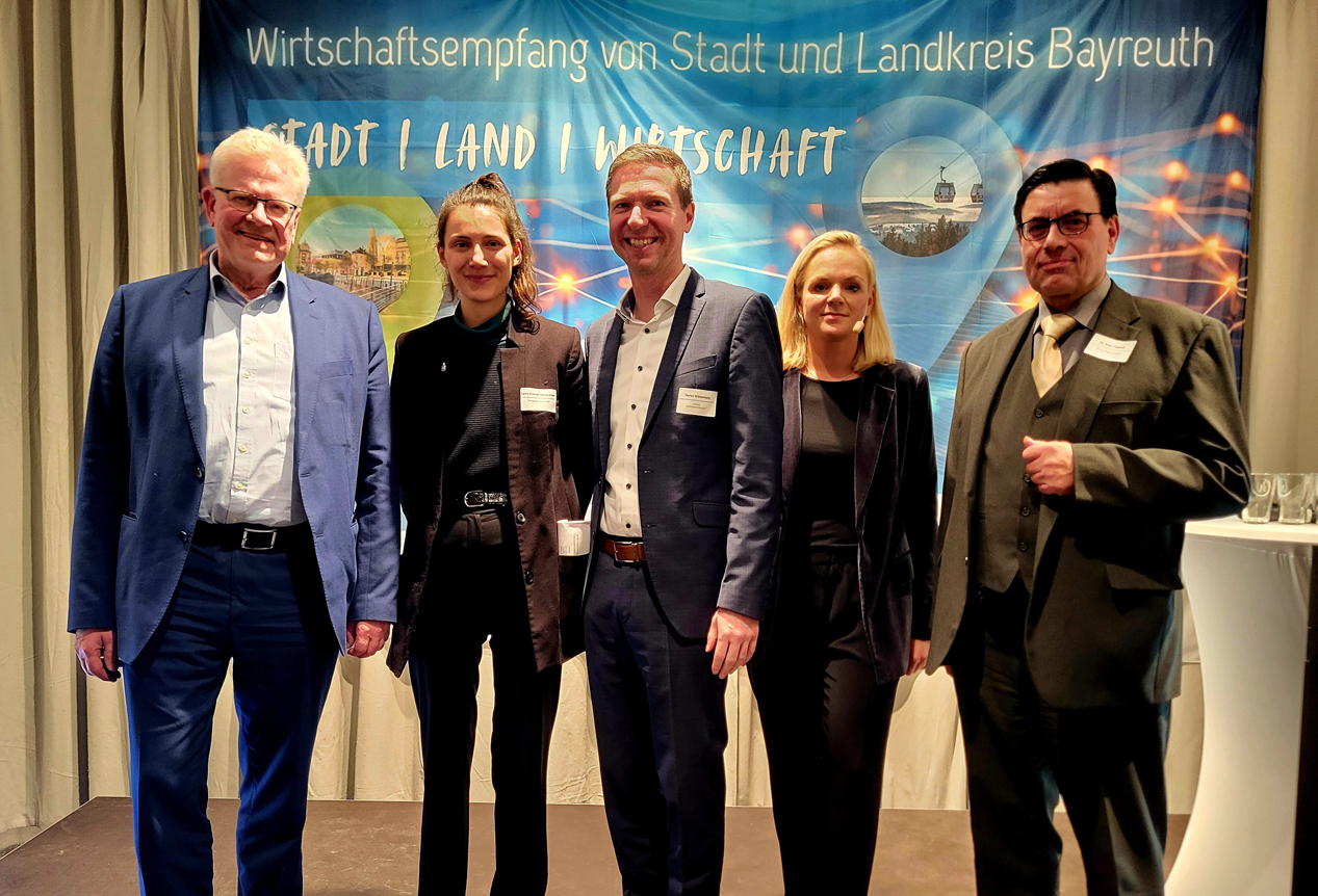 Fünf Personen stehen auf einem Podium. | Foto: Landratsamt Bayreuth