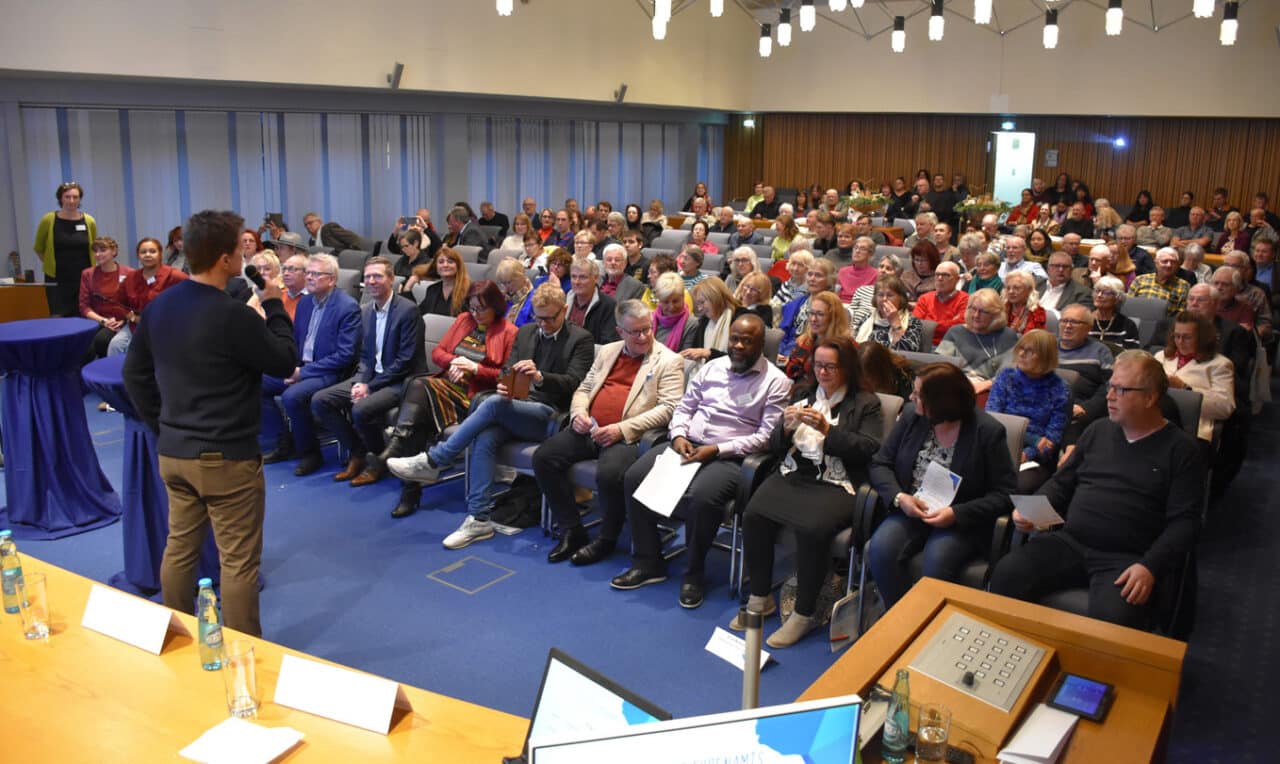Zahlreiche Zuhörer sitzen in engen Stuhlreihen im Sitzungssaal des Rathauses. | Foto: Andreas Türk