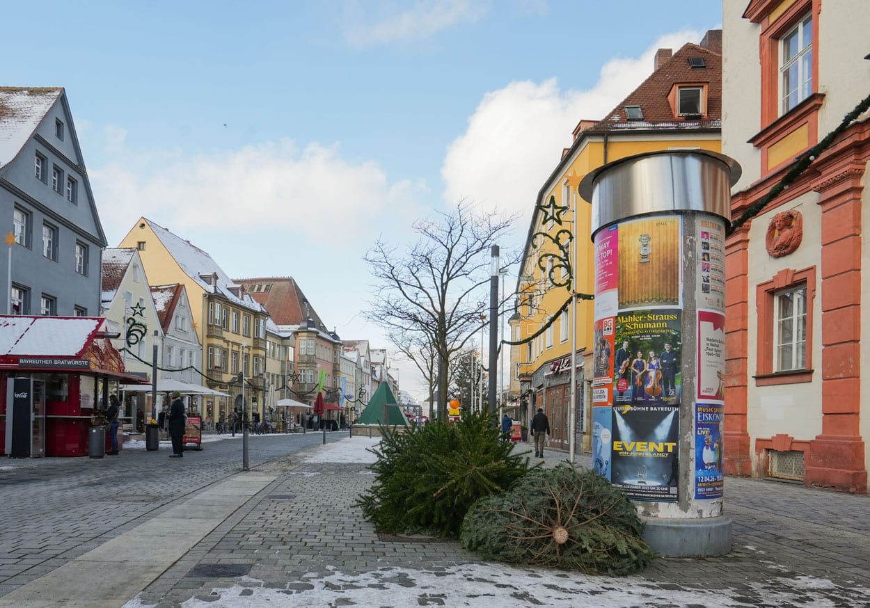 Zwei Christbäume liegen auf dem Boden in der Maxstraße.