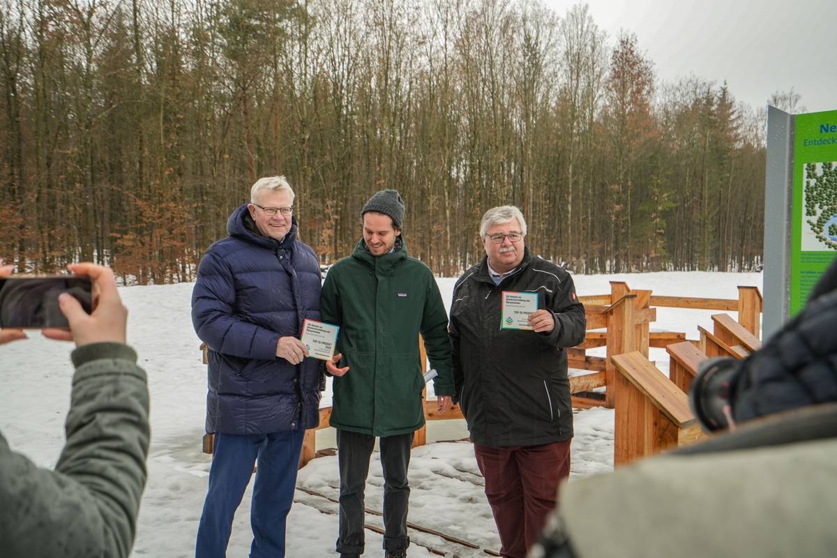 Oberbürgermeister Thomas Ebersberger, Dr. Dimitri Seidenath und Robert Pfeifer (v. li.) freuen sich über die Auszeichnung im UN-Projektwettbewerb. Foto: Stadt Bayreuth