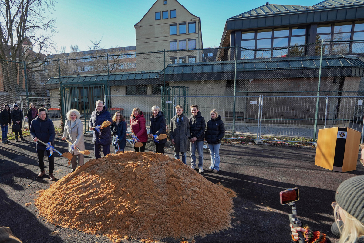 Mit dem einem feierlichen Spatenstich nahmen Oberbürgermeister Thomas Ebersberger, Regierungsvizepräsident Thomas Engel und weitere Ehrengäste am Montag, 19. Januar, den Spatenstich für die Generalsanierung des Richard-Wagner-Gymnasiums vor. Foto: Stadt Bayreuth