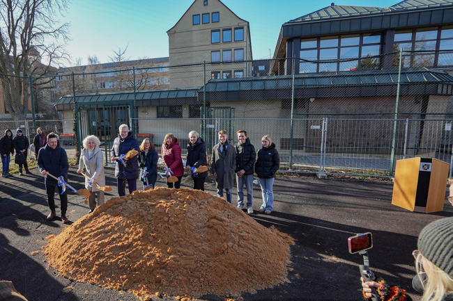 Mit dem einem feierlichen Spatenstich nahmen Oberbürgermeister Thomas Ebersberger, Regierungsvizepräsident Thomas Engel und weitere Ehrengäste am Montag, 19. Januar, den Spatenstich für die Generalsanierung des Richard-Wagner-Gymnasiums vor. Foto: Stadt Bayreuth