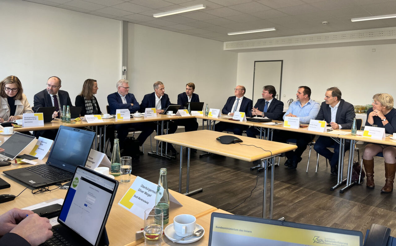 Zahlreiche Personen sitzen an Konferenztischen. | Foto: Stadt Plauen