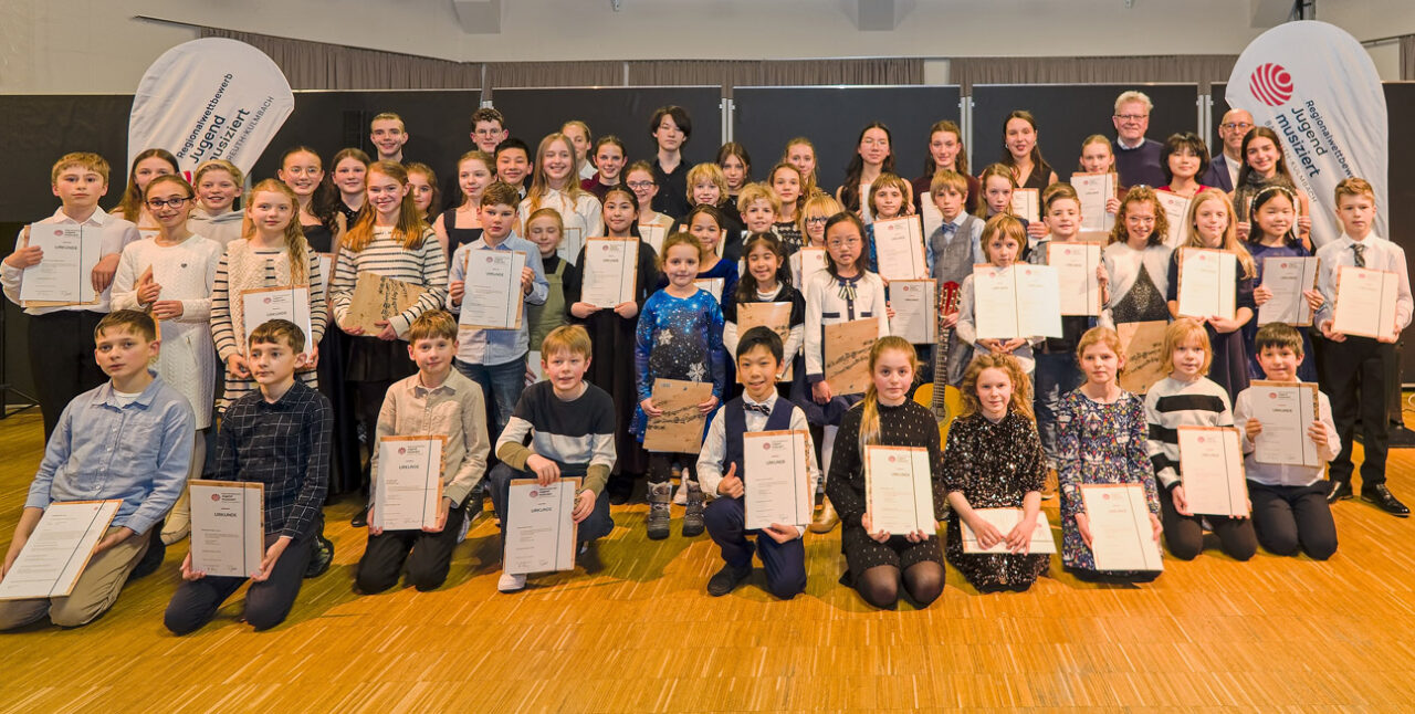 Die Preisträgerinnen und Preisträger des Wettbewerbs "Jugend musiziert" mit ihren Urkunden. | Foto: Städtische Musikschule Bayreuth