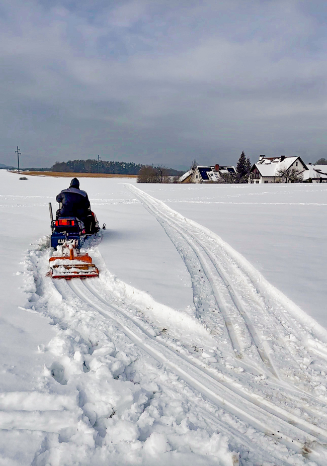 Ein Mitarbeiter des Sportamtes spurt auf einem verschneiten Feld Langlaufloipen. Foto: Stadt Bayreuth