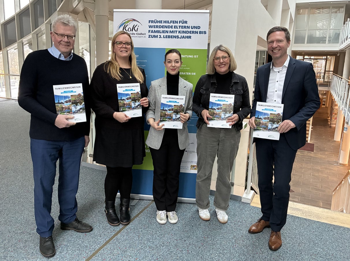 Zwei Männer und drei Frauen halten Broschüren in ihren Händen. | Foto: Landratsamt Bayreuth