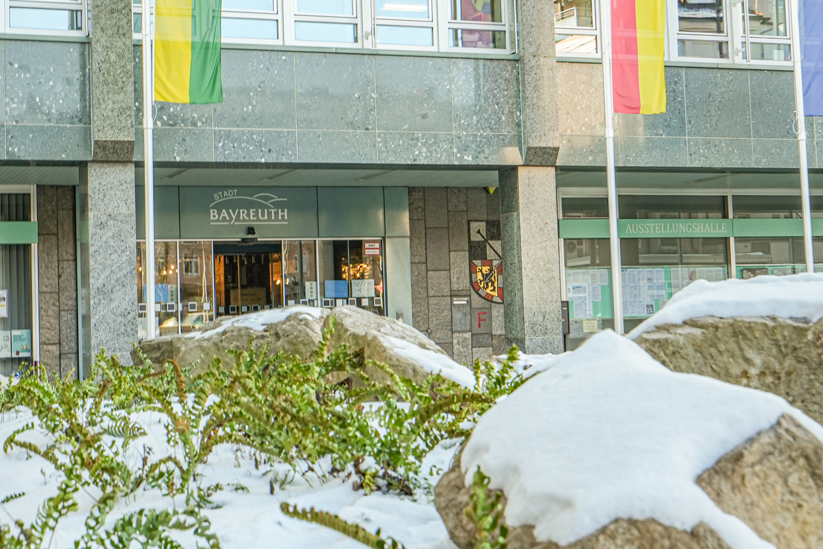 Der Eingangsbereich des Neuen Rathauses im Winter mit Schnee. Foto: Stadt Bayreuth