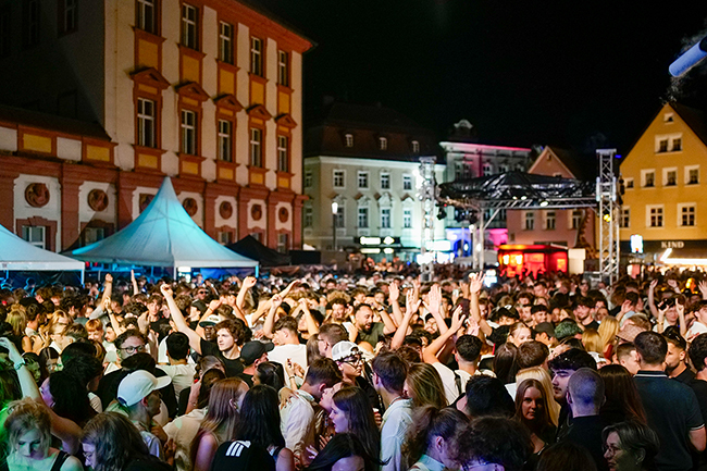 Feiernde Menschen im Schlosshof vor dem Alten Schloss