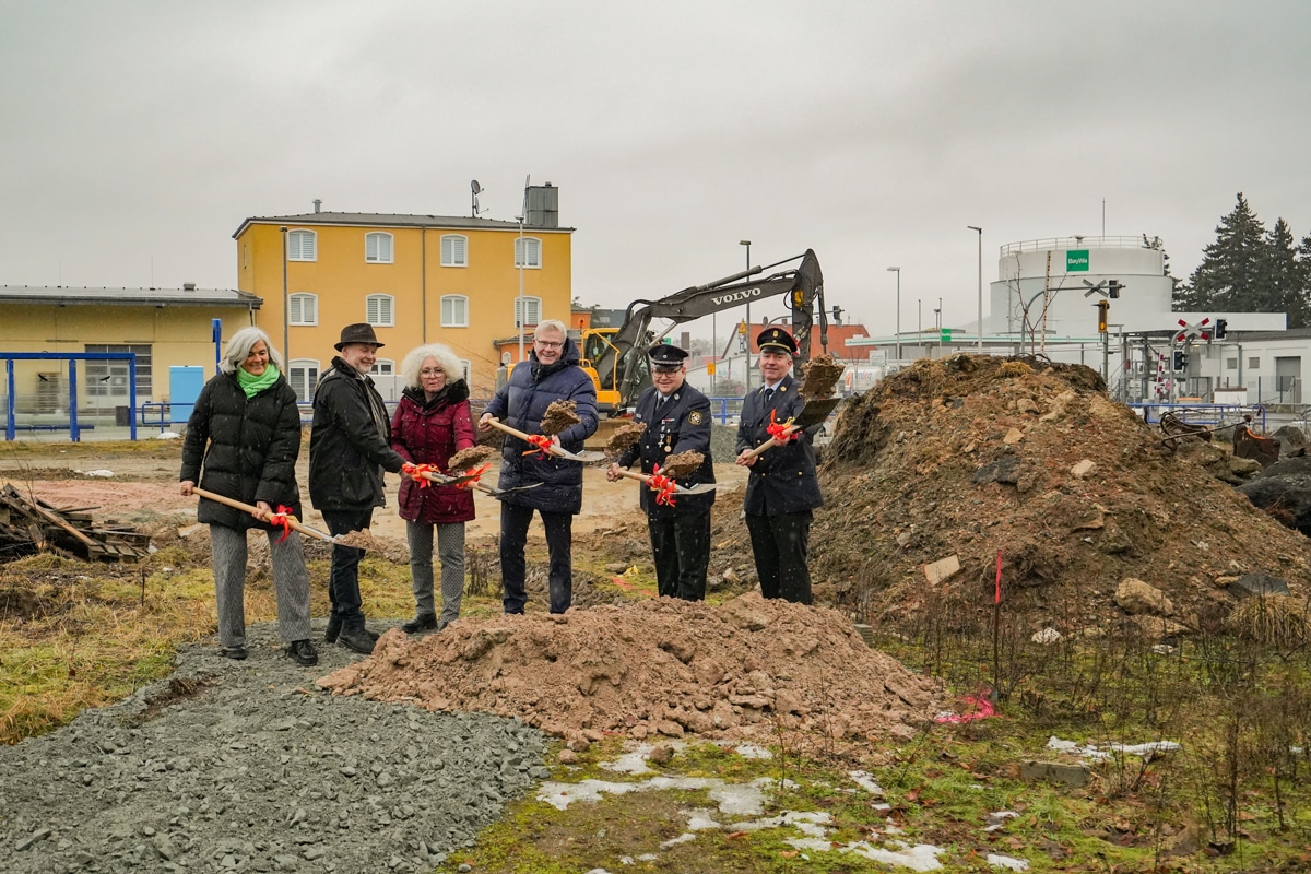Mit dem Spatenstich gaben (v. re.) Stadtbrandrat Ralph Herrmann, der Abteilungsführer der Abteilung St. Georgen der Freiwilligen Feuerwehr Bayreuth, Michael Philbert, Oberbürgermeister Thomas Ebersberger, Stadtbaureferentin Urte Kelm, der Feuerwehrpfleger des Stadtrats und Vorstand der Freiwilligen Feuerwehr Bayreuth, Thomas Bauske, sowie die Referentin für öffentliche Sicherheit und Ordnung der Stadt, Ruth Fichtner, den Startschuss für den Bau des Feuerwehrgerätehauses der „Brannaburger Feuerwehr“. Foto: Stadt Bayreuth