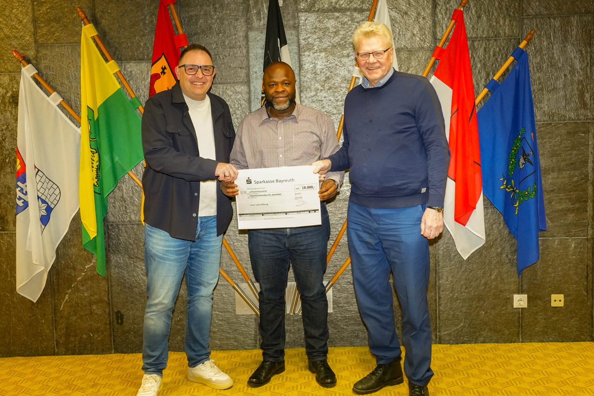 Mit 18.000 Euro unterstützte die „Leers‘sche Stiftung für arme Waisenkinder und Vereinigte Beihilfenstiftung Bayreuth“ in 2025 das Sprachförderprojekt „Sprachkids“. Darüber freuen sich (v. re.) Oberbürgermeister und Stiftungsvorsitzender Thomas Ebersberger, der Integrationsbeauftragte der Stadt Bayreuth, Ibukun Koussemou, und Hospitalstiftungsgeschäftsführer Ulrich Bertelshofer. Foto: Stadt Bayreuth