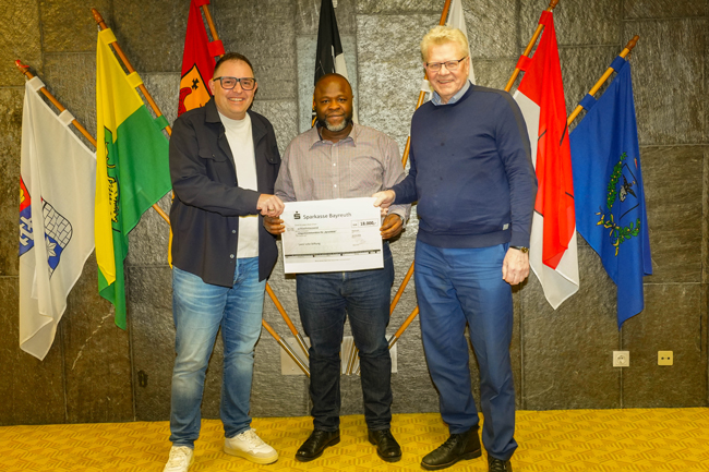 Mit 18.000 Euro unterstützte die „Leers‘sche Stiftung für arme Waisenkinder und Vereinigte Beihilfenstiftung Bayreuth“ in 2025 das Sprachförderprojekt „Sprachkids“. Darüber freuen sich (v. re.) Oberbürgermeister und Stiftungsvorsitzender Thomas Ebersberger, der Integrationsbeauftragte der Stadt Bayreuth, Ibukun Koussemou, und Hospitalstiftungsgeschäftsführer Ulrich Bertelshofer. Foto: Stadt Bayreuth