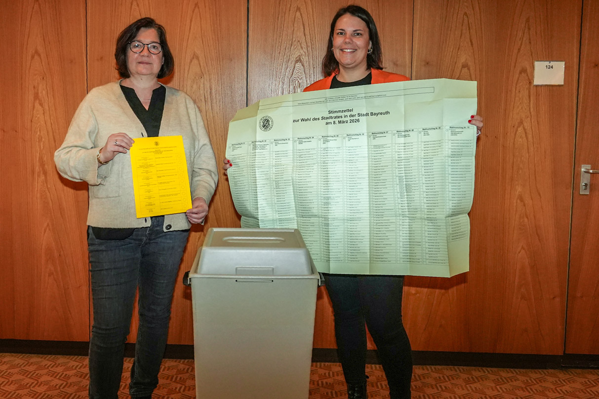 Zwei Frauen präsentieren einen Stimmzettel für die Kommunalwahl 2026. | Foto: Stadt Bayreuth