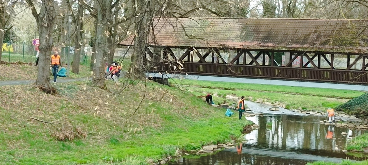 Mitarbeiter des Bauhofs reinigen das Ufer eines Flusses von Müll. | Foto: Stadt Bayreuth