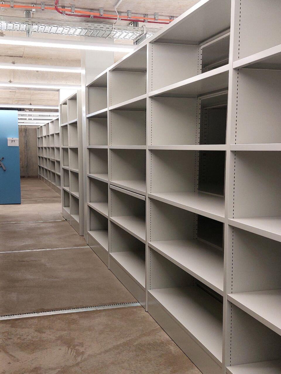 Blick auf die Regale im Magazin