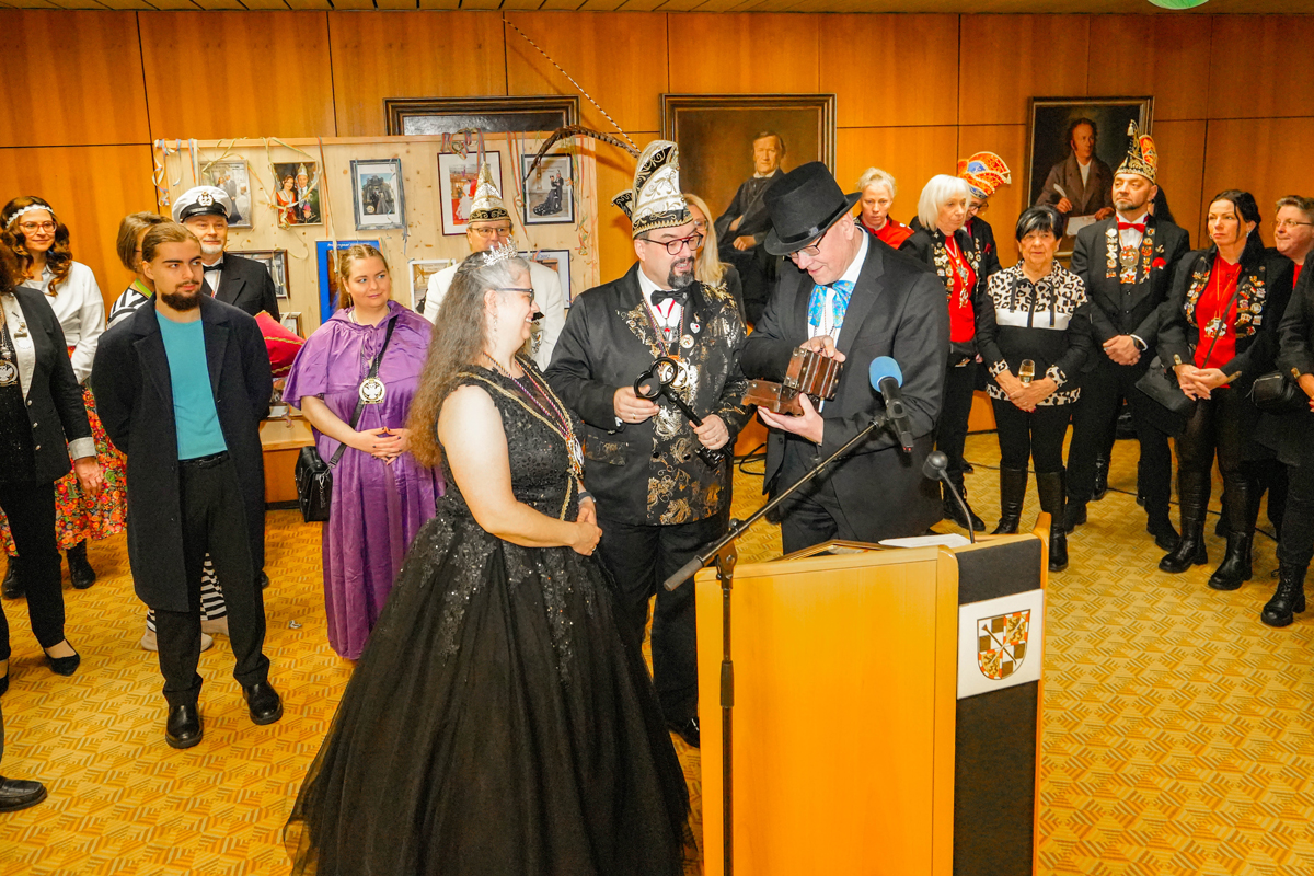Am Faschingsdienstag gibt das Prinzenpaar den Rathausschlüssel an OB Thomas Ebersberger zurück. Foto: Stadt Bayreuth