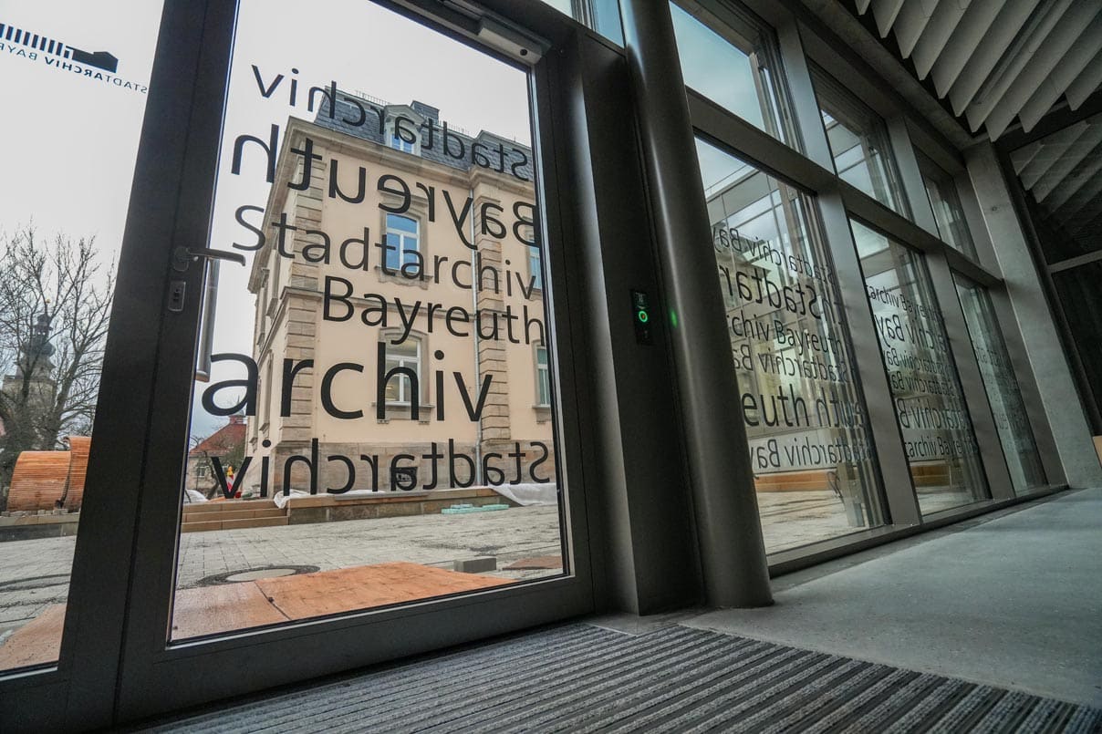 Blick durch die Fenster des neuen Stadtarchivs. | Foto: Stadt Bayreuth