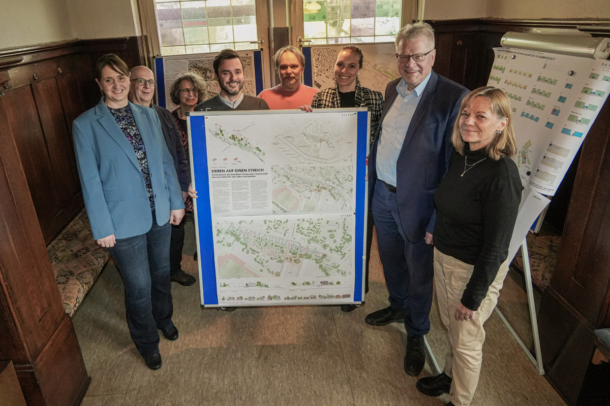 Mehrere Personen präsentieren ein Plakat. | Foto: Stadt Bayreuth