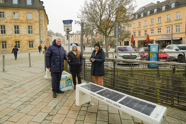 Oberbürgermeister Thomas Ebersberger hat mit Kirstin Köhler vom Klimaschutzmanagement der Stadt Bayreuth und Nicola Mattern von der BMTG (v. re.) die neuen Solarbänke in der Opernstraße eingeweiht. Foto: Stadt Bayreuth