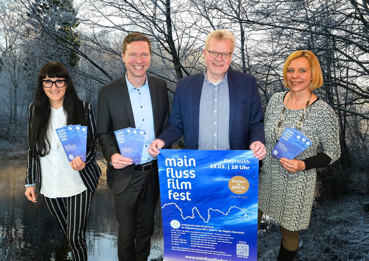 Oberbürgermeister Thomas Ebersberger, Landrat Florian Wiedemann und die Projektverantwortlichen des Regionalmanagements Bayreuth, Monika Pellkofer (links im Bild) und Eva Rundholz (rechts im Bild) stellen das Programm zum Wassermonat März und zum Main FlussFilmFest 2026 vor. | Foto: Stadt Bayreuth