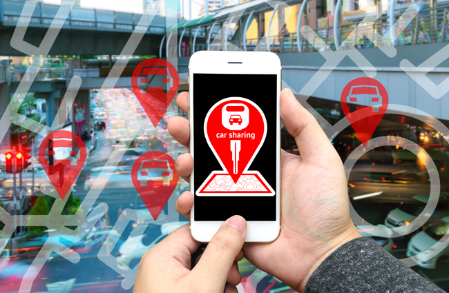 Zwei Hände halten ein Smartphone, auf eine Carsharing-App zu sehen ist. Diese Bild gehört zur CO2-Challenge 2026. Grafik: Stadt Bayreuth