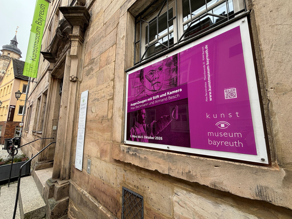 Ausstellungsplakat an der Außenwand des Kunstmuseums. | Foto: Stadt Bayreuth