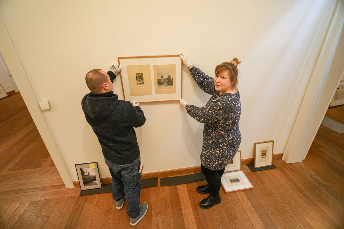Eine Frau und ein Mann hängen Gemälde auf. | Foto: Stadt Bayreuth