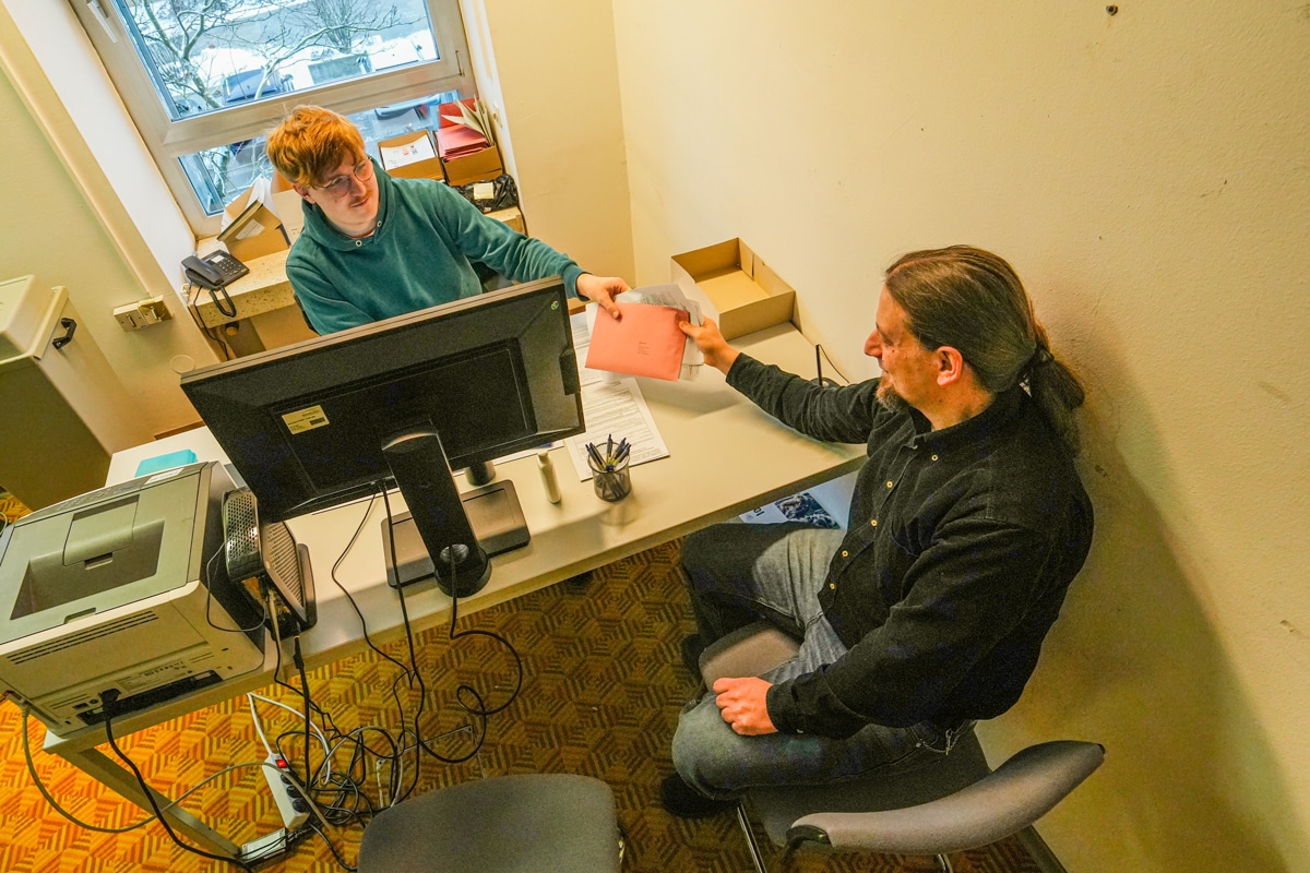 Ein Mitarbeiter des Wahlamtes übergibt einem Wahlberechtigten Briefwahlunterlagen. Foto: Stadt Bayreuth