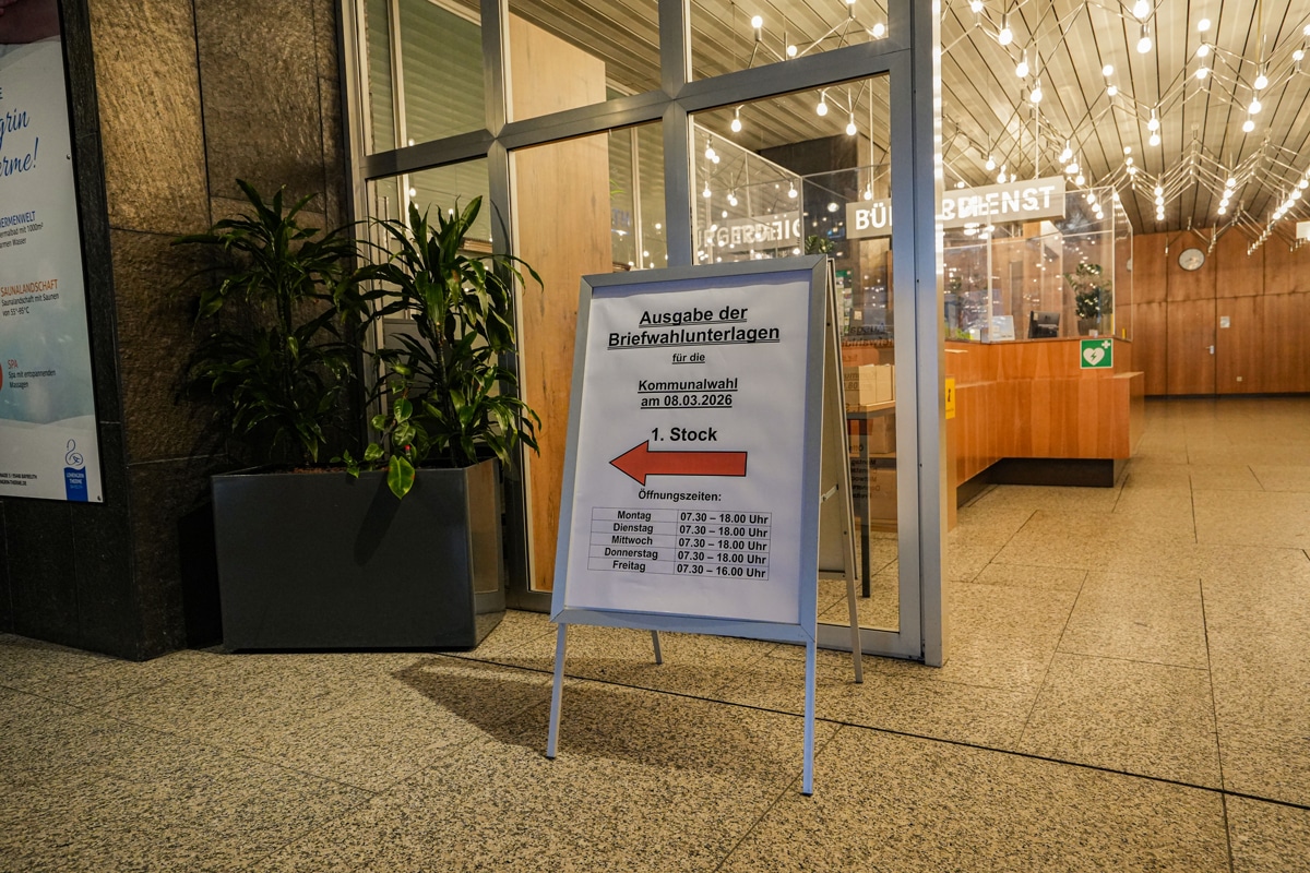 Ein Hinweisschild auf die Briefwahlunterlagen im Eingangsbereich des Neuen Rathauses in Bayreuth. Foto: Stadt Bayreuth