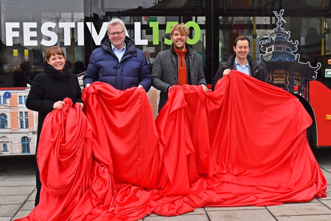 Oberbürgermeister Thomas Ebersberger (2. v. li.) und Stadtwerke-Geschäftsführer Markus Rützel (re.) enthülten mit Kulturreferentin Eva Christina Bär und Projektleiter Florian André Unterburger einen Stadtbus, der das Jubiläum 150 Jahre Bayreuther Festspiele bewirbt. Foto: Rudi Ziegler