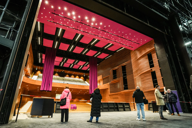 Bürger besichtigen das Friedrichsforum. Foto: Stadt Bayreuth