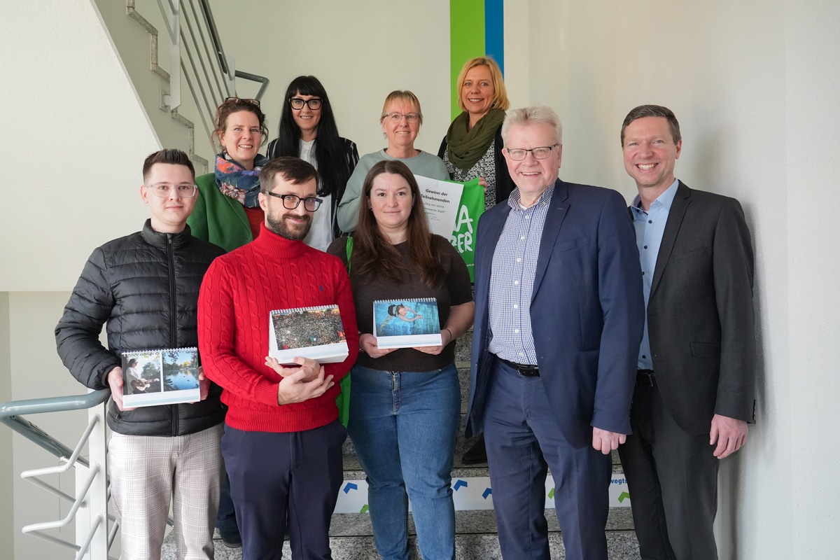 Landrat Florian Wiedemann und Oberbürgermeister Thomas Ebersberger (v. re.) ehrten mit den Projektverantwortlichen Eva Rundholz (Stadt Bayreuth, 3. v. re. ) und Monika Pellkofer (Landkreis Bayreuth, 4. v. li) sowie Melanie Vogt (stellvertretende Leiterin Volkshochschule Bayreuth, 2. v. li.) die Gewinner des Fotowettbewerbs „Zeig mir deine liebenswerte Stadt“. Foto: Stadt Bayreuth