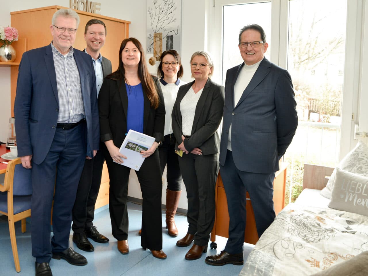 Mehrere Frauen und Männer stehen in einem Appartement-Zimmer. | Foto: Klinikum Bayreuth GmbH