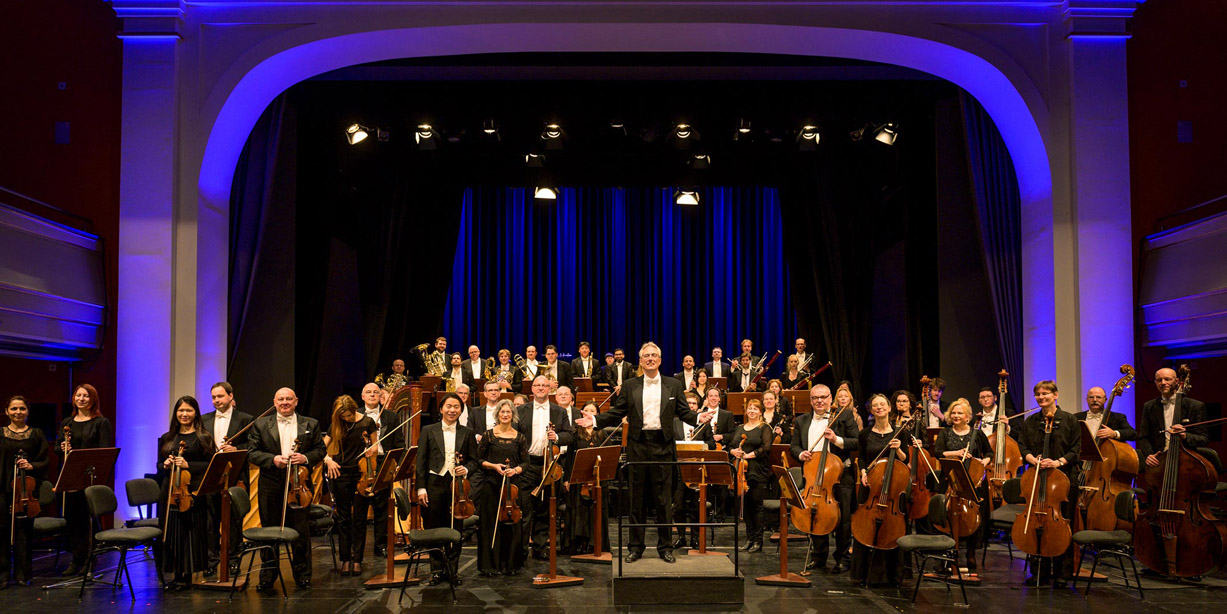 Orchestermitglieder stehen auf einer Bühne. | Foto: Anke Neugebauer