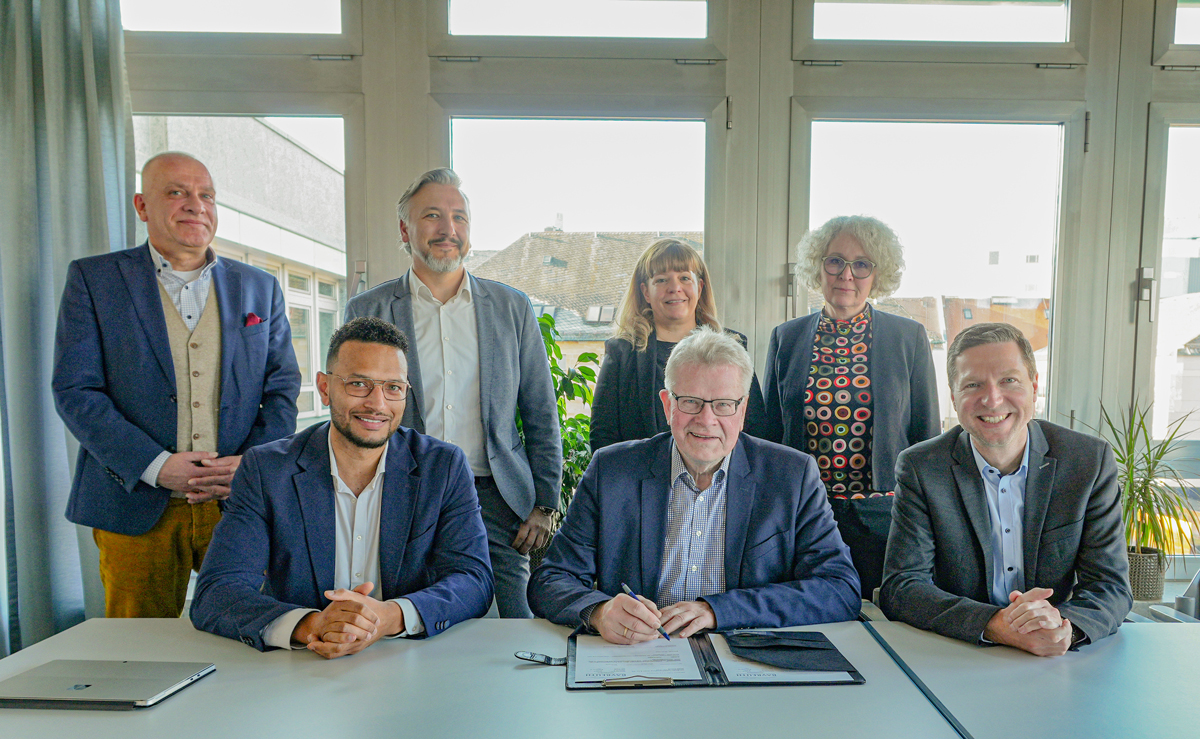 Bei der Vertragsunterzeichnung freuen sich (von links): Bernhard Sippel von der städtischen Wirtschaftsförderung, Dimitry McDuffie, Manuel Peetz vom städtischen Hochbauamt, Wirtschaftsreferentin Eva Christina Bär, Oberbürgermeister Thomas Ebersberger, Baureferentin Urte Kelm und Landrat Florian Wiedemann. Foto: Stadt Bayreuth