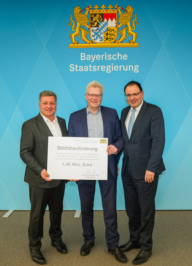 Drei Männer halten einen großen Förderbescheid in die Kamera. | Foto: Stadt Bayreuth