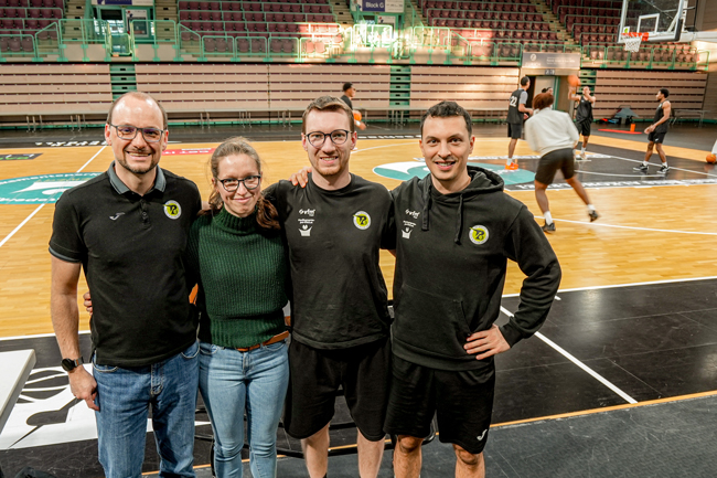 Beim Mitternachtsbasketball am Samstag, 7. März, werden auch Profis des BBC Bayreuth teilnehmen, sehr zur Freude von (v. re.) BBC-Head Coach Lukas Hofer, Assistant Coach Nils Scheller, Luisa Weber vom Jugendamt der Stadt Bayreuth und Carlo Steiner, Leiter für Marketing und Kommunikation beim BBC. | Foto: Stadt Bayreuth