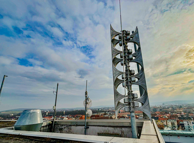 Die Warnsirene auf dem Dach des Neuen Rathauses. Foto: Stadt Bayreuth