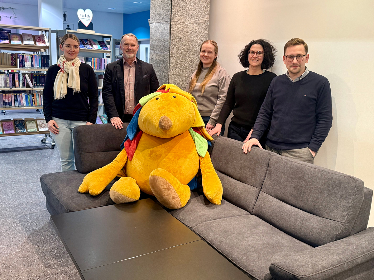 Der Förderverein spendet neue Sitzmöglichkeiten für den Jugendbereich der RW21 Stadtbibliothek. Darüber freuen sich (v. li.): stellvertretende Leiterin Bianka Hoffmann, der Vorsitzende des Fördervereins, Thomas Bauske, Kinderbibliotheksleiterin Alexandra Warzecha sowie die stellvertretenden Vorsitzenden des Fördervereins, Luisa Funke-Barjak und Christopher Süss. Foto: RW21 Stadtbibliothek.