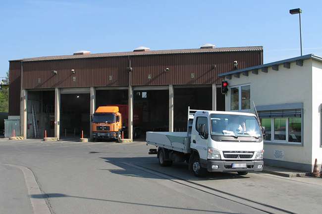 Blick auf Müllumladestation mit zwei Fahrzeugen