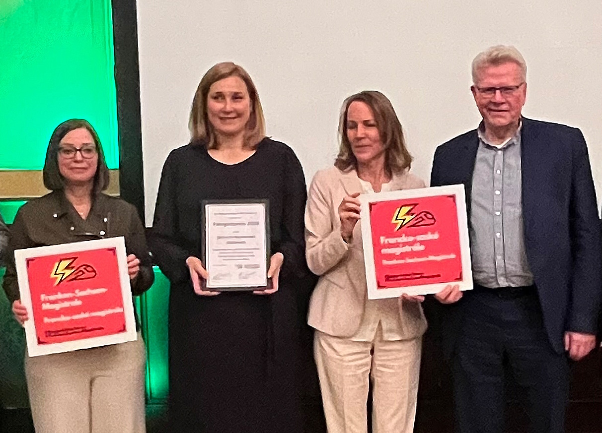 Drei Frauen und ein Mann halten Urkunden in die Höhe. | Foto: Sächsisch-Bayerisches Städtenetz