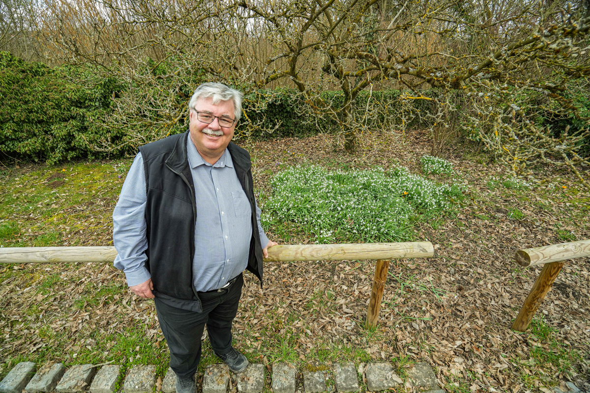 Blühende Schneeglöckchen auf dem Gelände des Stadtgartenamts in Meyernberg sind erste Boten des Frühlings. Welche Frühjahrsblüher außerdem gerade zum Leben erwachen, verrät Stadtgartenamtsleiter Robert Pfeifer. Foto: Stadt Bayreuth